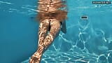 Латвийская блондинка Nata Ocean плавает топлес snapshot 9
