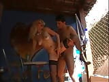 Rubia chupando y follada por el culo snapshot 12