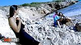 Krásná malá tahitská dívka oldia paris dostane svou mokrou kundičku ošukanou na španělské pláži snapshot 1