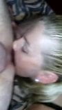 Blonde MILF gibt Blowjob snapshot 5