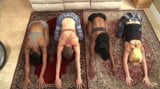 Fyra tjejer tränar i vardagsrummet och när de blir svettiga börjar lesbisk onani snapshot 3