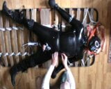 Rubberslave bekommt von Estim eine CBT snapshot 2