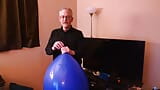 105) Il grande palloncino blu sborra e pop!   Balloonbanger snapshot 4