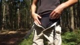 Lelaki miang mengambil kencing di dalam hutan dan memancut maninya snapshot 1