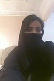 Muslimská dívka ukazuje velká prsa snapshot 1