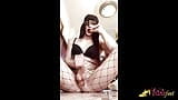 Sexy travestiet Nicole Borromeo streelde haar enorme pik in visnet panty snapshot 2