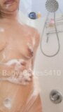 Une petite douche avec des bulles savonneuses snapshot 12