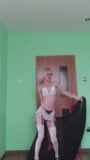 Una ragazza di 18 anni sta facendo uno spettacolo di danza nuda in uno spogliarello sensuale snapshot 2