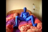 Vacker kvinna som onanerar i blå zentai snapshot 3