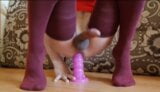 Sissy-Schlampe kommt auf einem Dildo. snapshot 2