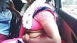 Pembicaraan kotor Telugu, seks mobil, bibi seksi dengan saree berhubungan seks dengan sopir. Bagian 1 snapshot 2