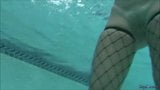 Sesso lesbico sott'acqua snapshot 6