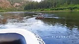 Hetero-Typ spritzt beim Rafting auf dem Fluss kräftig ab snapshot 17