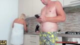 Neuk deze milf waarom ze aan het koken is snapshot 5