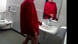 Masturbation dans les toilettes publiques avec beaucoup de sperme snapshot 2