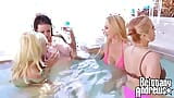 Lesbisk fyrkant poolparty med MILf Brittany Andrews snapshot 2