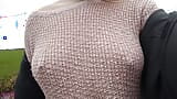 बूब वॉक: बुनाई वाले स्वेटर के माध्यम से गुलाबी रंग में ब्रालेस चलना snapshot 4