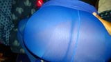 La moglie traditrice in collant blu riceve un creampie anale snapshot 9