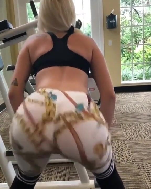 Hot blonde girl big ass werking at gym