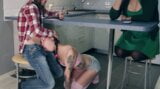 Сводная сестра отсасывает своего брата под столом, пока мачеха смотрит ленту в твиттере snapshot 11