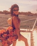 Sarah hyland em um barco em um top de biquíni sexy snapshot 9