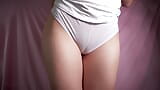 Cameltoe memek tebal dengan celana dalam putih close up snapshot 3