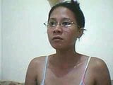 Chica asiática muestra su coño peludo y grandes tetas en la webcam snapshot 2