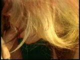 Mulher loira sacanagem chupa pau de homem de cabelos compridos no sofá snapshot 11