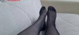 Anna exhibe ses beaux pieds dans des collants noirs. J'ai tourné la vidéo. snapshot 5