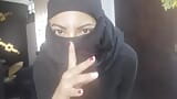 Real esposa árabe amadora com tesão esguichando em seu niqab se masturba enquanto o marido está orando - hijab pornô snapshot 3