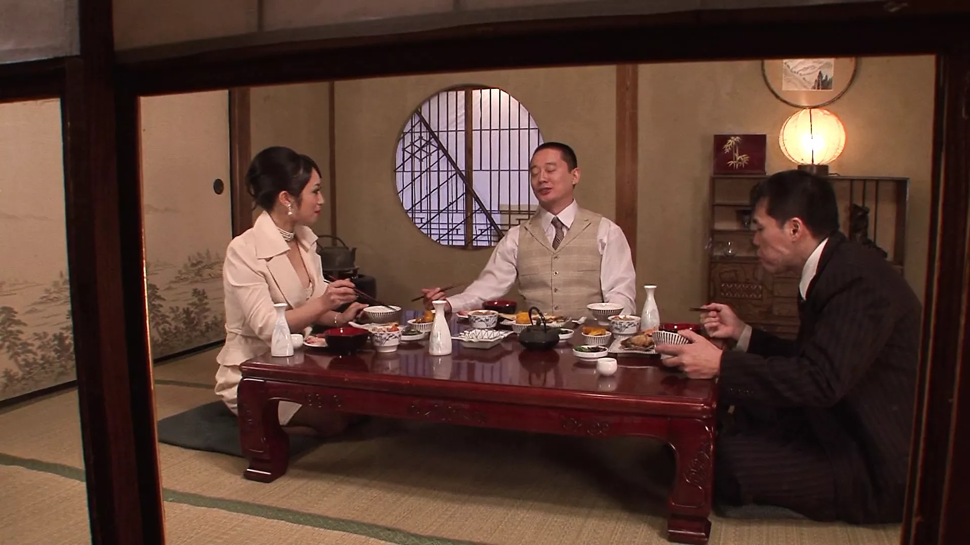 ¡La cena familiar se intensificó! Japonesa olvida sus modales y folla en un trío