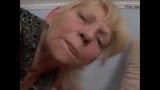 Rubia flaca la abuela consigue follada doggystyle snapshot 1