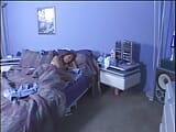 Μικροκαμωμένη νεαρή με μικρά βυζιά γαμιέται στο στενό μουνί της με μεγάλο πούτσο στο κρεβάτι snapshot 1