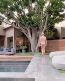 Chelsea handler en jacuzzi snapshot 5