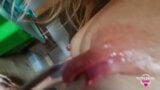 Nippleringlover - geile MILF dehnt extreme Nippelpiercings weit offen mit Haken snapshot 6