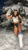 Jade Chynoweth sexy winterdans buiten in de sneeuw snapshot 2