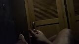 Masturbation d'une grosse bite poilue dans une chambre privée d'un sauna snapshot 4