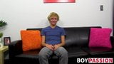 Twink geniet van een leuk interview voordat ze zijn grote penis aait snapshot 3