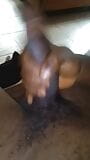 Une black noire jouit sur sa main snapshot 7