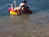 Noah cyrus y amigo gordo en la playa snapshot 2