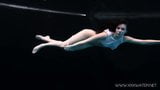 Andrejka nage nue dans la piscine snapshot 4