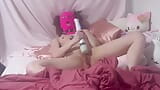 Mala 18-godišnja drolja se igra sa svojom uskom pirsingovanom pičkom u krevetu - deo 2 snapshot 13