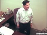 アジアの男のペニスをしゃぶるオフィス売春婦 snapshot 2