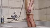 Selbst-Quickie in nackten dessous und Entspannung in der Badewanne snapshot 3