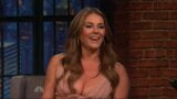 Elizabeth Hurley - đêm khuya với seth meyers - 11-10-2015 snapshot 13