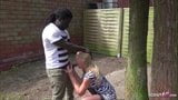 Duitse milf cougar Tina verleiden enorme zwarte jongen neuken in de tuin snapshot 5