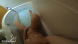 Je me lave la chatte dans une baignoire chaude, POV, gros plan (4k) snapshot 2