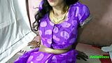 Casalinga indiana che scopa in sari viola a casa snapshot 5