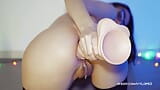 Smerig anaal spelen met grote dildo (gapend, amateur, harig poesje, orgasme, op zijn hondjes, tiener, scheten, kont) snapshot 5