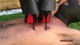 Pisoteando al aire libre en louboutins snapshot 7